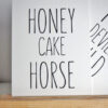 Postkarte "HoneyCakeHorse" von LoveStyleLiving in A6 aus Recyclingpapier