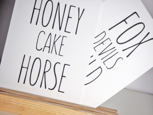 Postkarte "HoneyCakeHorse" von LoveStyleLiving in A6 aus Recyclingpapier